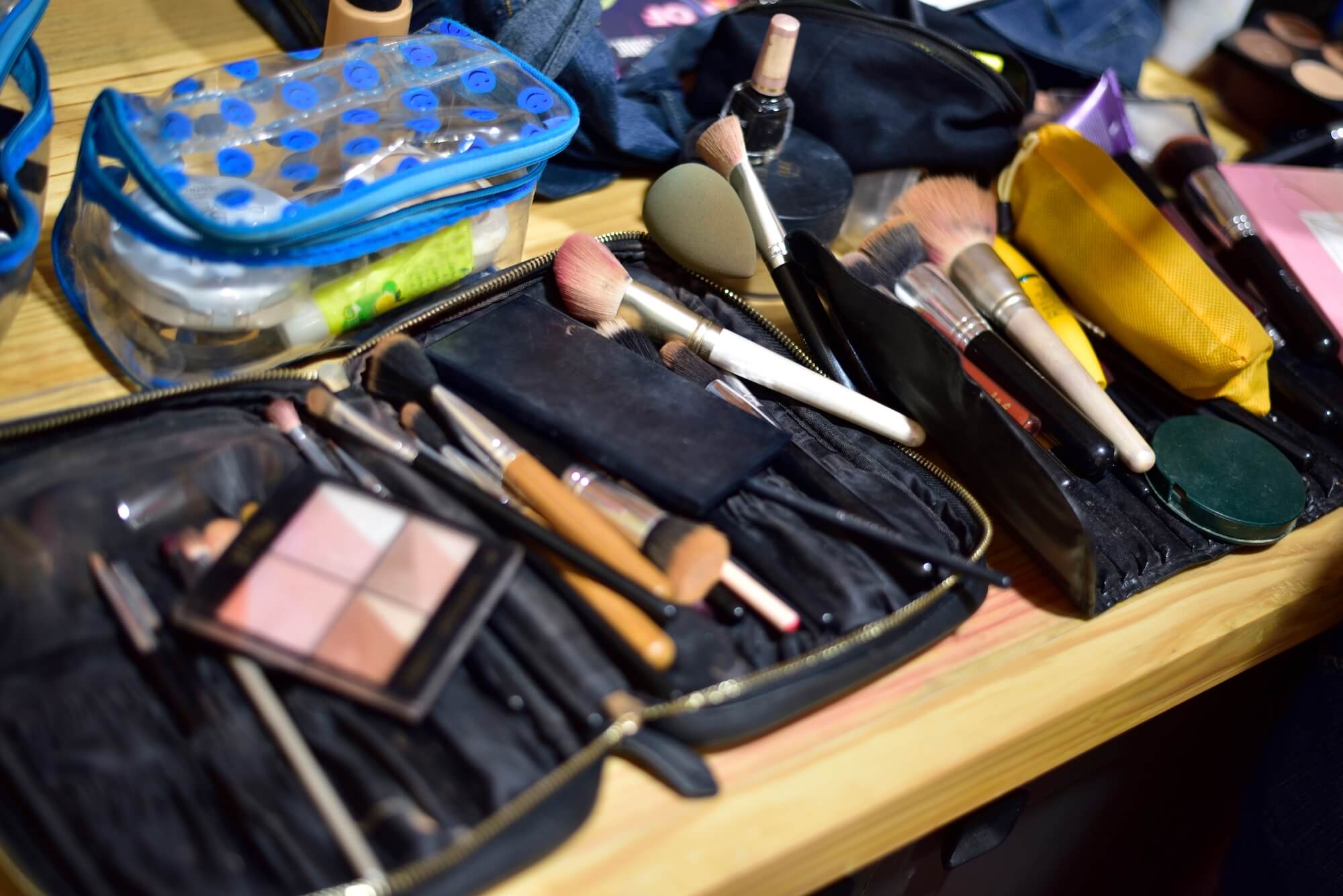 Essentiële items voor dagelijks gebruik: wat hoort er in jouw make-up tas?