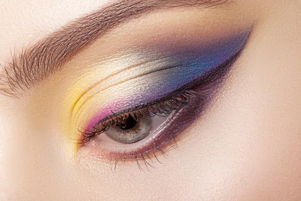 Closeup op oog van een vrouw met gekleurde oog makeup.