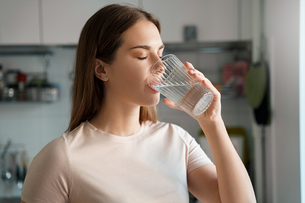 Vrouw drinkt glas water