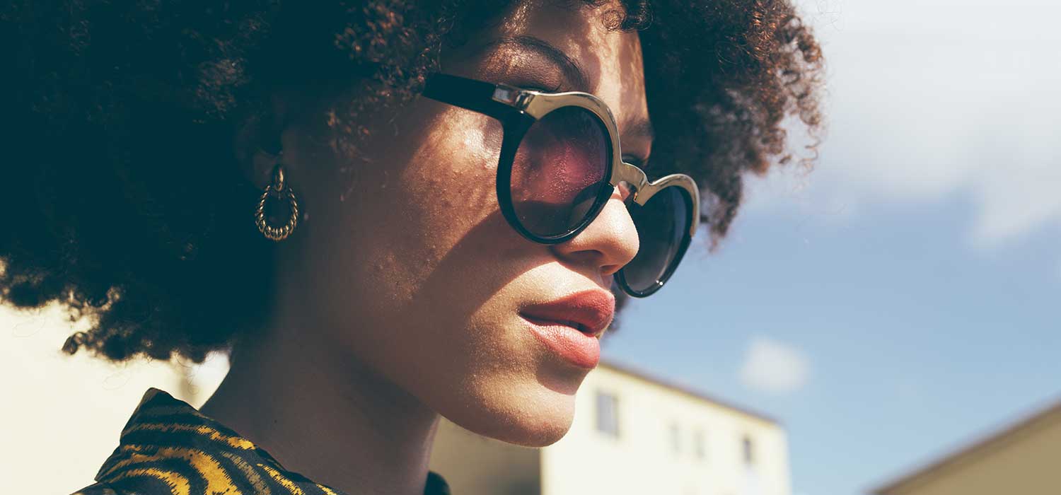 Vrouw van gemengd ras met modieuze zonnebril