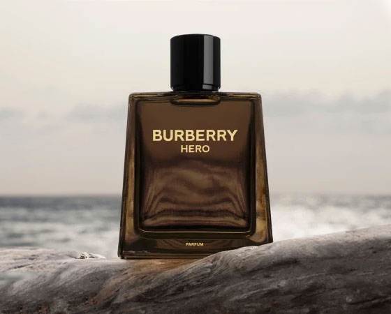 Burberry Hero parfumflesje op een strandrots