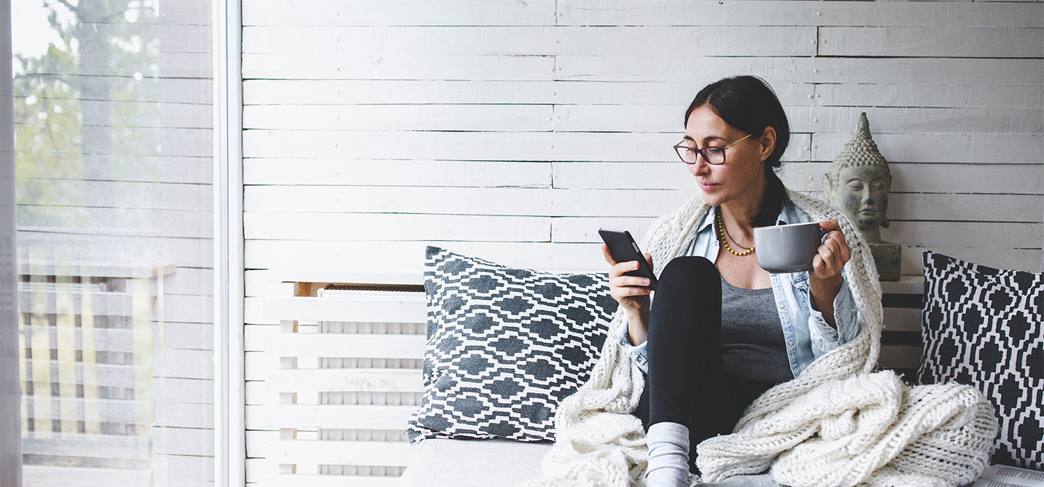 Vrouw die zichzelf organiseert op haar smartphone