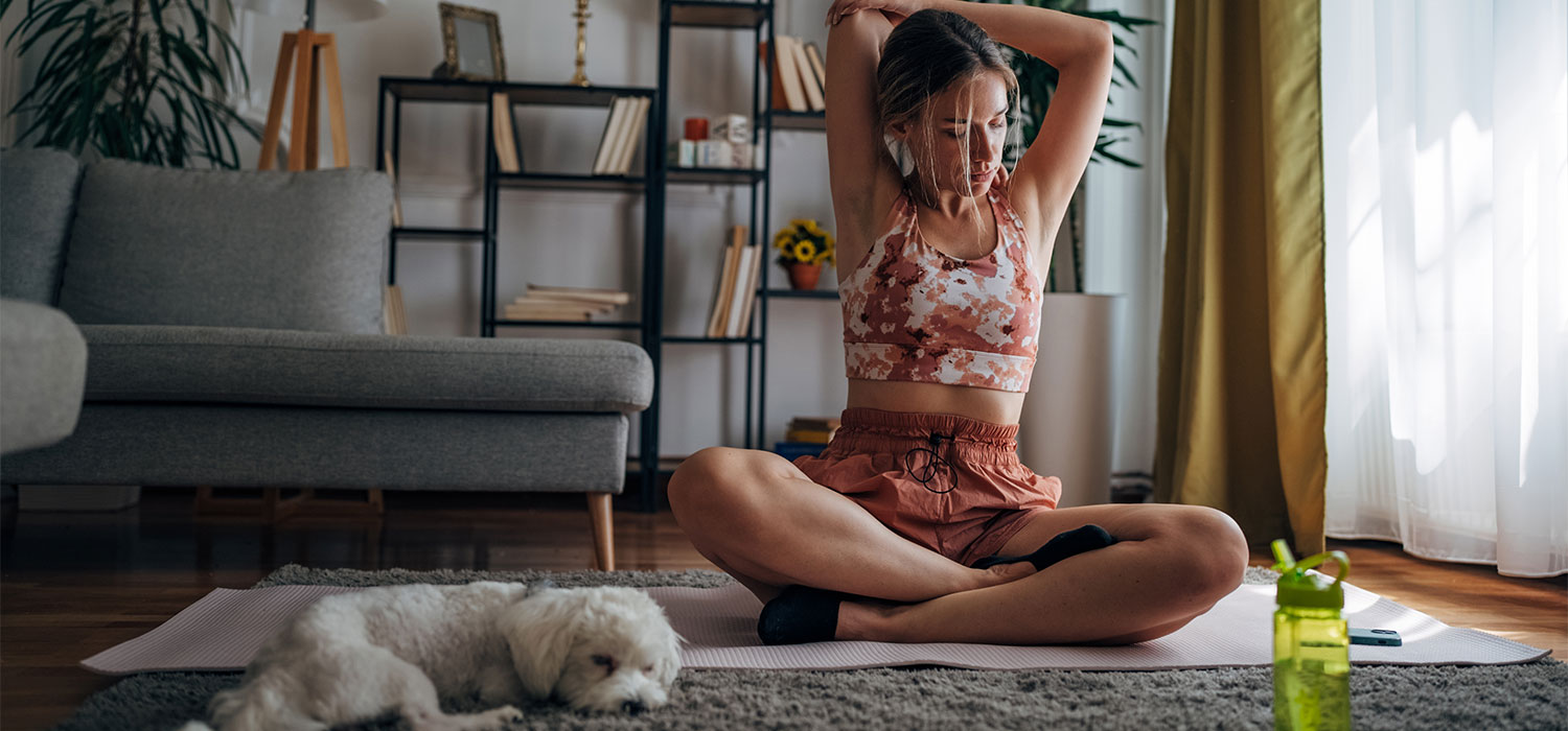 Vrouw doet thuis aan yoga
