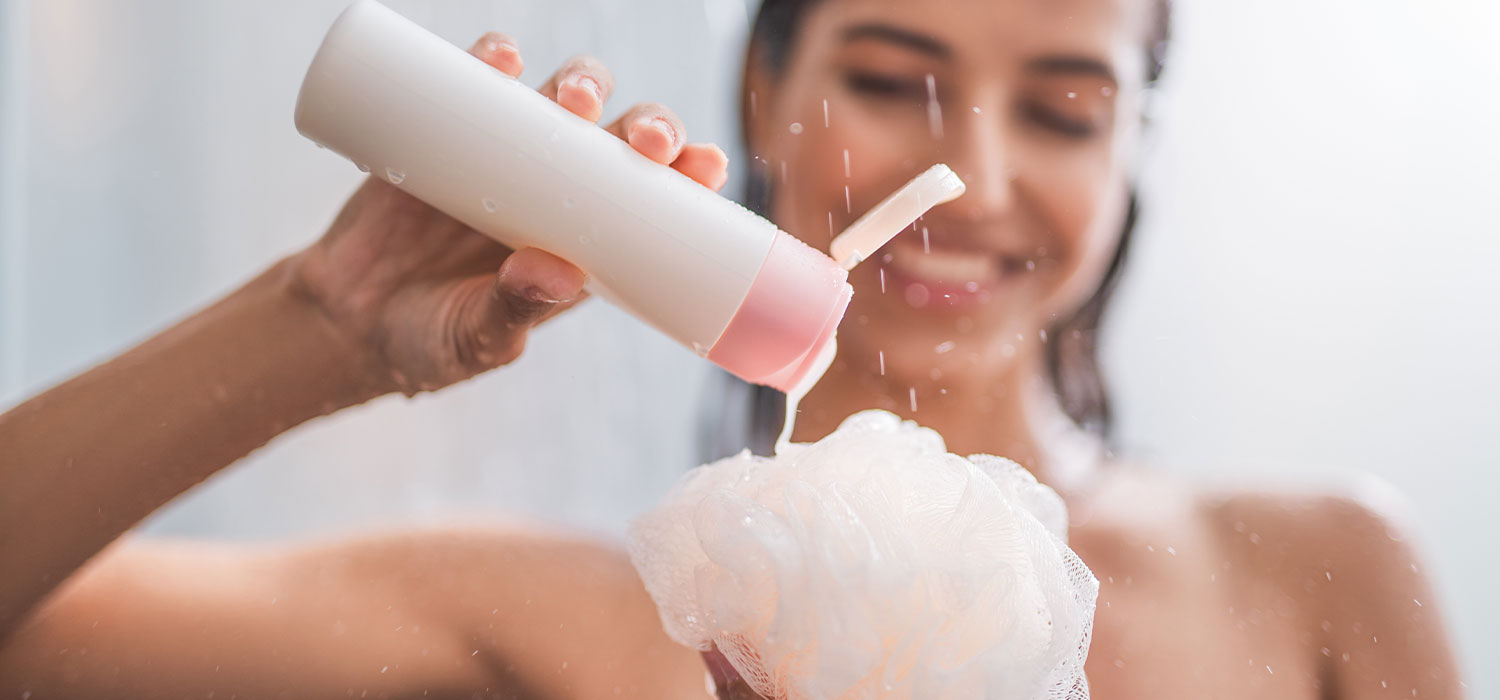 vrouw die een douche neemt