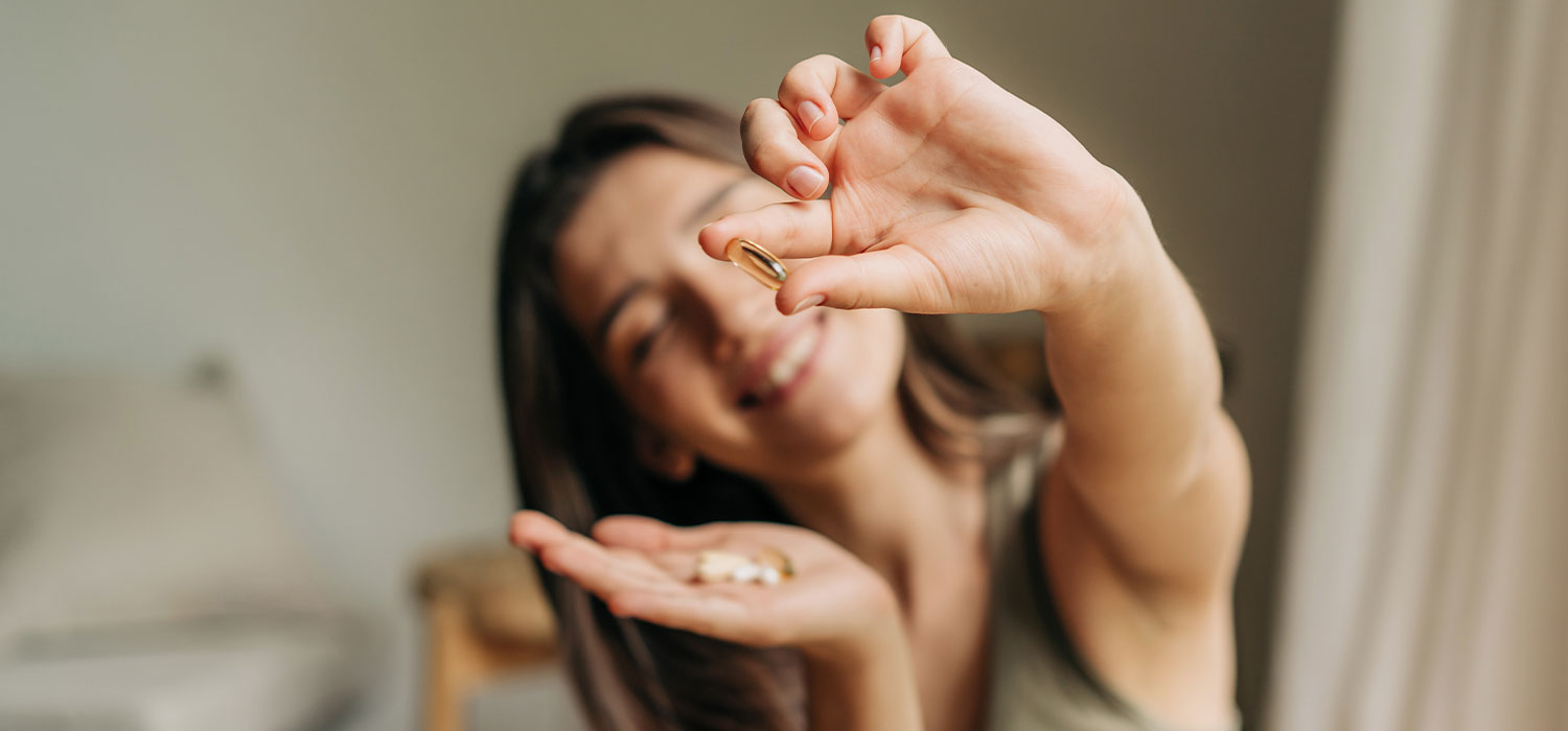 Gelukkige vrouw die een voedingssupplement neemt