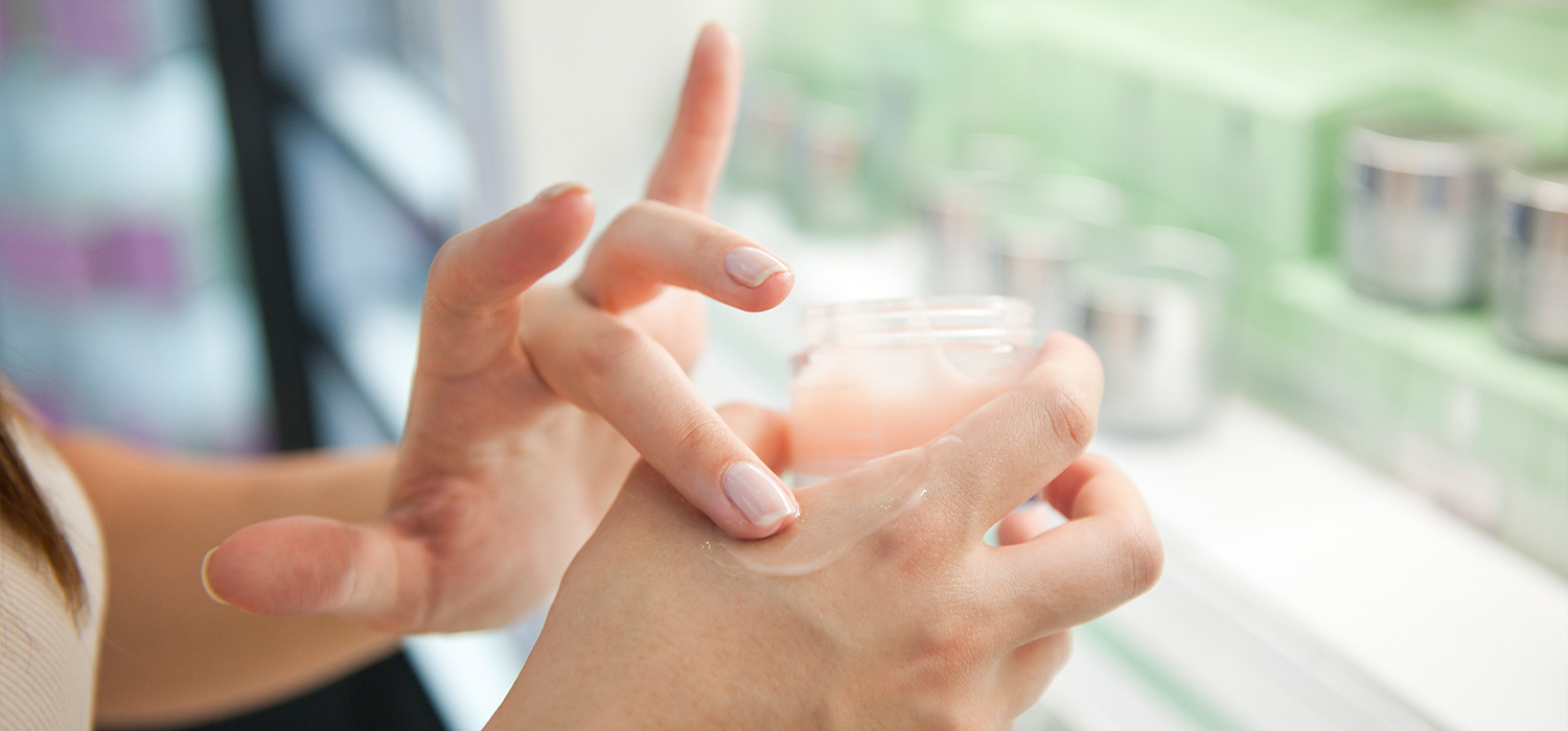 Vrouw test een crème op haar hand in een drogisterij